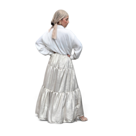 Modelo usando vestido maxi Dani Levine champagne com corpete estilo camisa e saia em camadas brilhante em Paris