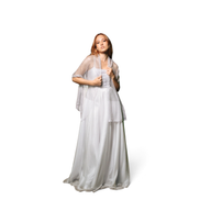 Modelo vestindo vestido de noiva branco Dani Levine com corpete de cetim, saia fluida e xale de malha prateada.