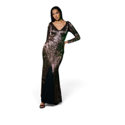 Modelo usando vestido longo Dani Levine bronze com brilho metálico, decote em V, mangas transparentes e fenda frontal.