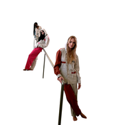 Modelos vestindo Dani Levine Metropolitan New York PJs unissex com capuz e design color-block em corredor moderno.