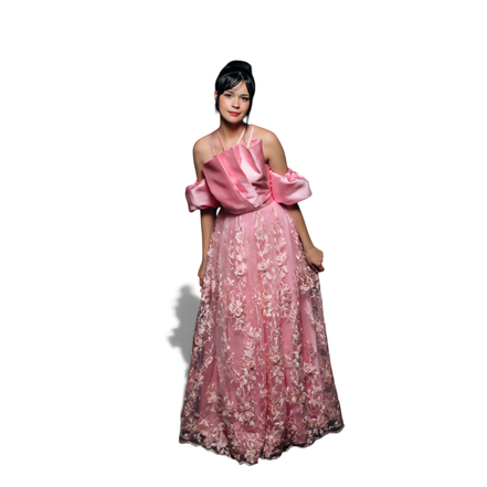 Modelo vestindo vestido de festa Dani Levine rosa blush com corpete estruturado e saia bordada com flores em relevo.