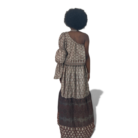 Vestido longo Dani Levine Heritage Earth com um ombro só, manga bufante e estampa botânica em tons terrosos.