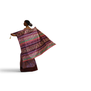 Modelo desfilando conjunto Masterpiece da Dani Levine com estampa africana, detalhes em franjas e silhueta fluida.