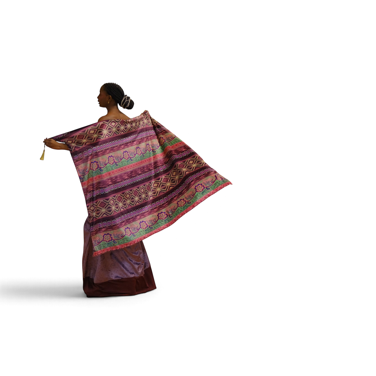 Modelo desfilando conjunto Masterpiece da Dani Levine com estampa africana, detalhes em franjas e silhueta fluida.