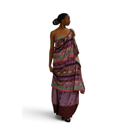 Modelo vestindo conjunto Dani Levine Africa Metals com estampa geométrica colorida, drapeado e detalhes de franjas.