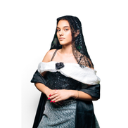 Modelo vestindo vestido de gala Dani Levine preto e prata com corpete brilhante, decote marfim e véu de paetês.