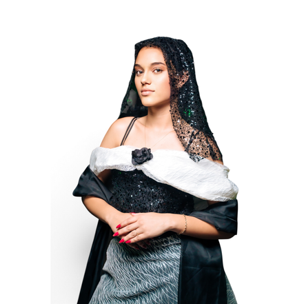 Modelo vestindo vestido de gala Dani Levine preto e prata com corpete brilhante, decote marfim e véu de paetês.