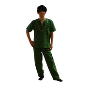 Conjunto unissex Dani Levine verde com estampa africana, blusa de manga curta e calça reta com detalhe dourado.