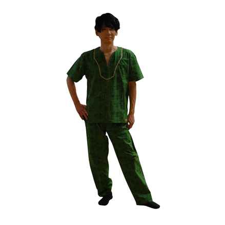 Conjunto unissex Dani Levine verde com estampa africana, blusa de manga curta e calça reta com detalhe dourado.