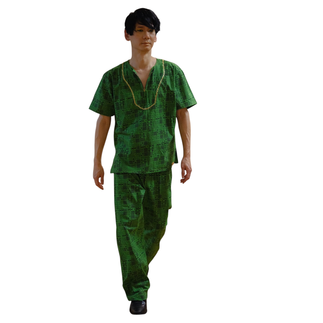 Conjunto unissex Dani Levine verde com estampa africana, camisa de manga curta e calça reta com detalhes dourados.