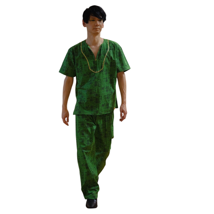 Conjunto unissex Dani Levine verde com estampa africana, camisa de manga curta e calça reta com detalhes dourados.