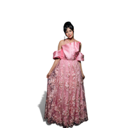 Modelo vestindo vestido de festa Dani Levine rosa blush com corpete estruturado e saia bordada com flores em relevo.