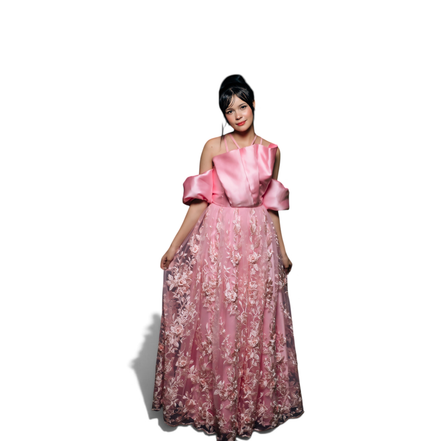 Modelo vestindo vestido de festa Dani Levine rosa blush com corpete estruturado e saia bordada com flores em relevo.