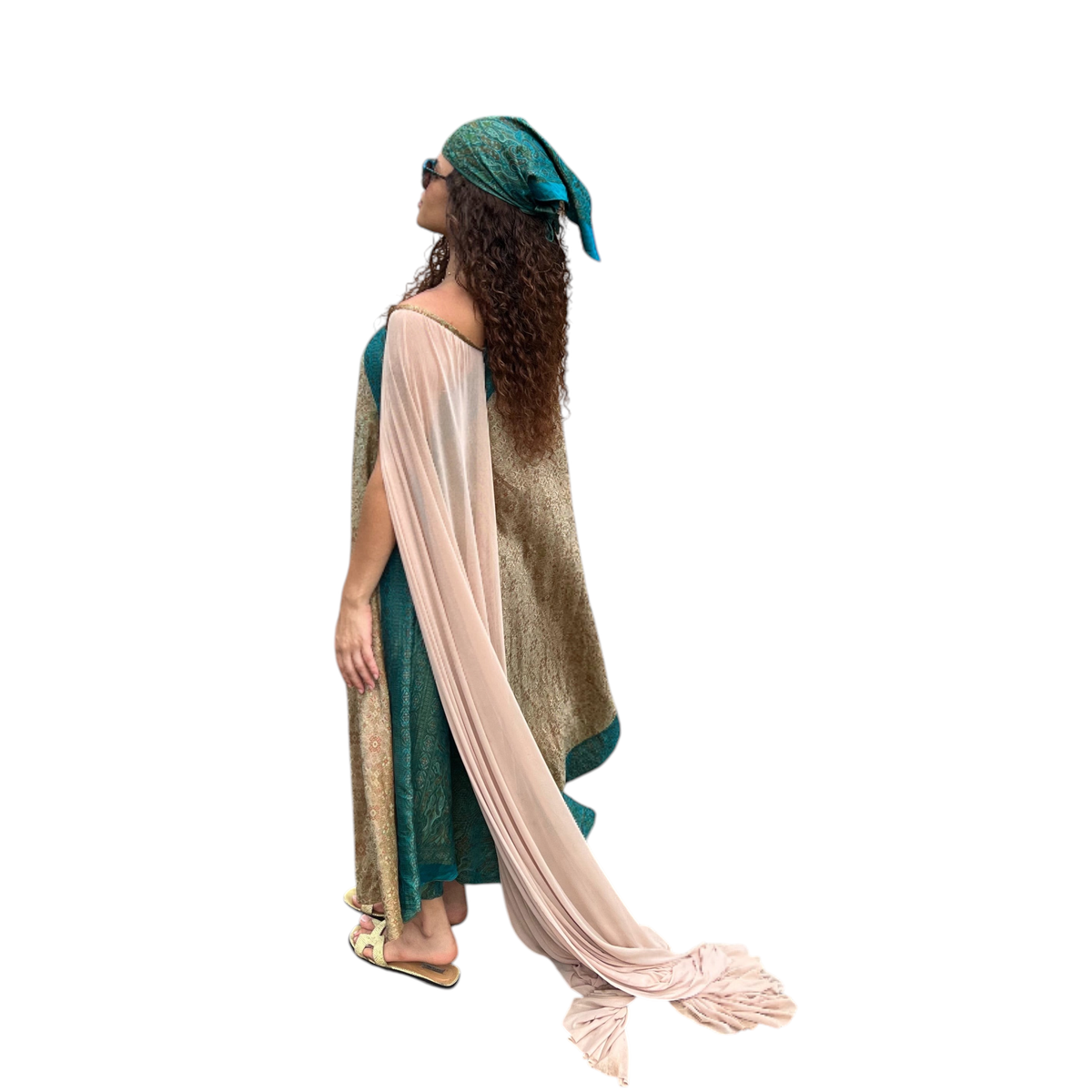 Vestido Dani Levine Trancoso em linho e seda com pintura manual, tons dourados, detalhes turquesa e capa fluida