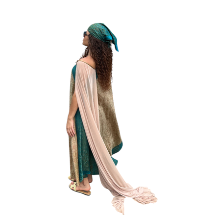 Vestido Dani Levine Trancoso em linho e seda com pintura manual, tons dourados, detalhes turquesa e capa fluida