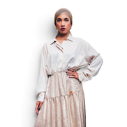 Modelo usando vestido maxi Dani Levine champagne com corpete estilo camisa e saia em camadas cintilante em Paris.