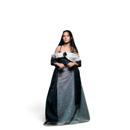 Modelo vestindo vestido de gala Dani Levine preto e prata com corpete brilhante, decote escultural e saia volumosa.
