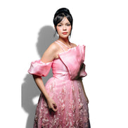 Modelo vestindo vestido de festa Dani Levine rosa blush com corpete estruturado e saia bordada com flores em relevo.