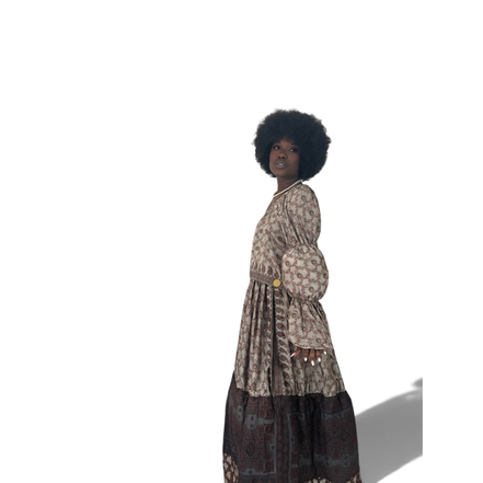 Modelo vestindo vestido longo Dani Levine Heritage Earth com estampa botânica, manga bufante e um ombro só.
