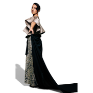 Modelo usando vestido de gala Dani Levine com corpete de babados champanhe, saia bordada e cauda preta dramática.