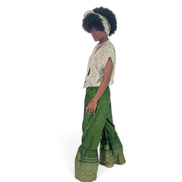 Conjunto Dani Levine Savanna Emerald com blusa estampada e calça pantalona verde com detalhes em borda ornamentada.