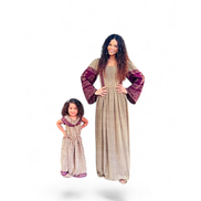 Mãe e filha usando vestidos maxi Dani Levine com estampa terrosa e mangas sino bordô em estilo boêmio.