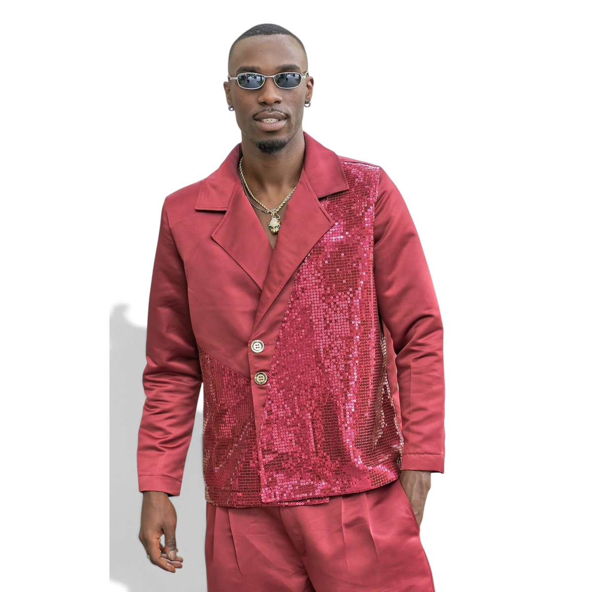 Modelo vestindo terno Dani Levine vermelho de cetim com painéis de lantejoulas assimétricos e botões decorativos