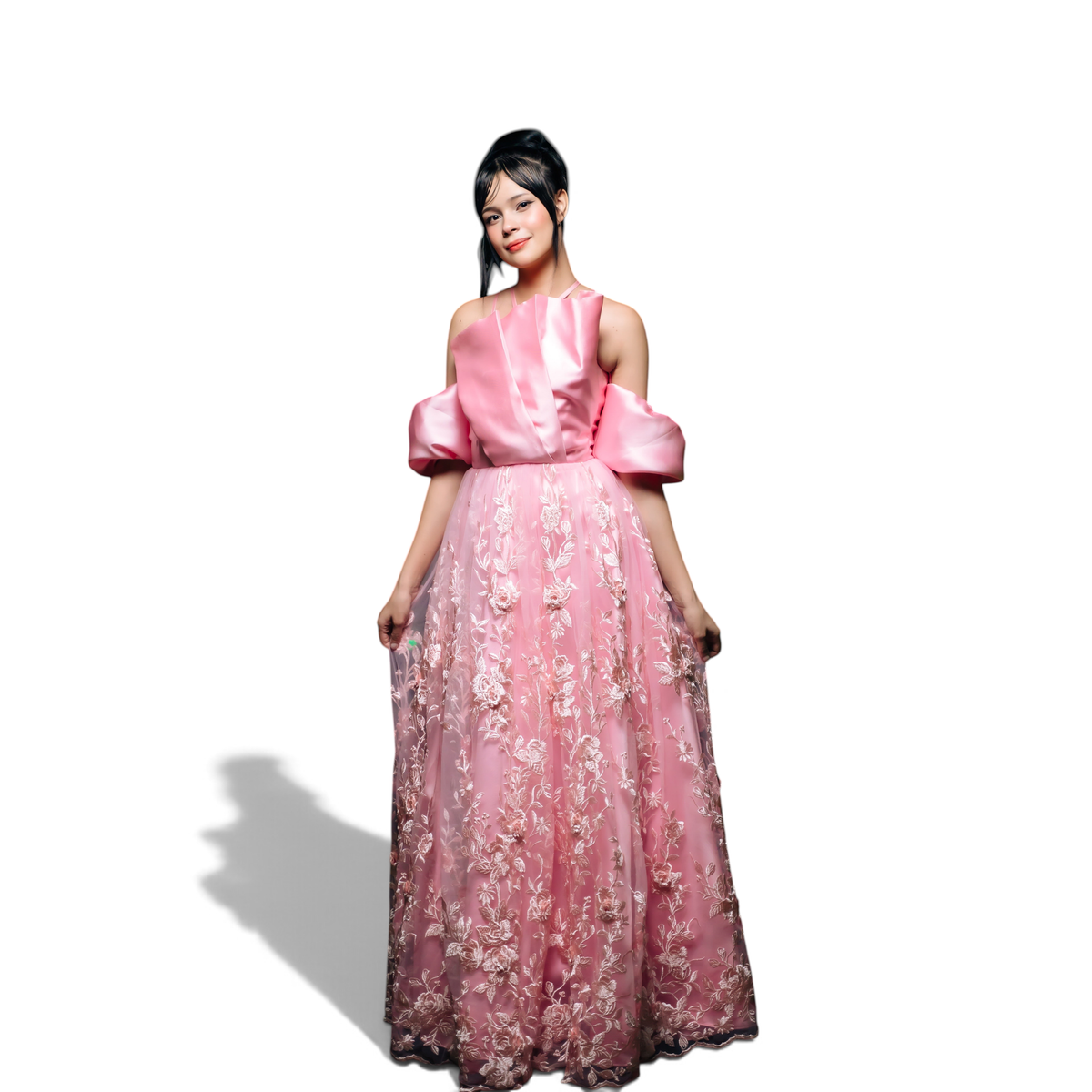 Modelo usando vestido Dani Levine rosa blush com corpete estruturado de cetim e saia bordada com flores dimensionais.