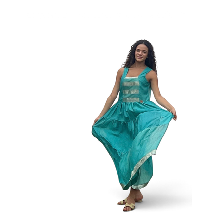 Modelo veste vestido Dani Levine de linho turquesa com decote quadrado e detalhes metálicos em saia rodada