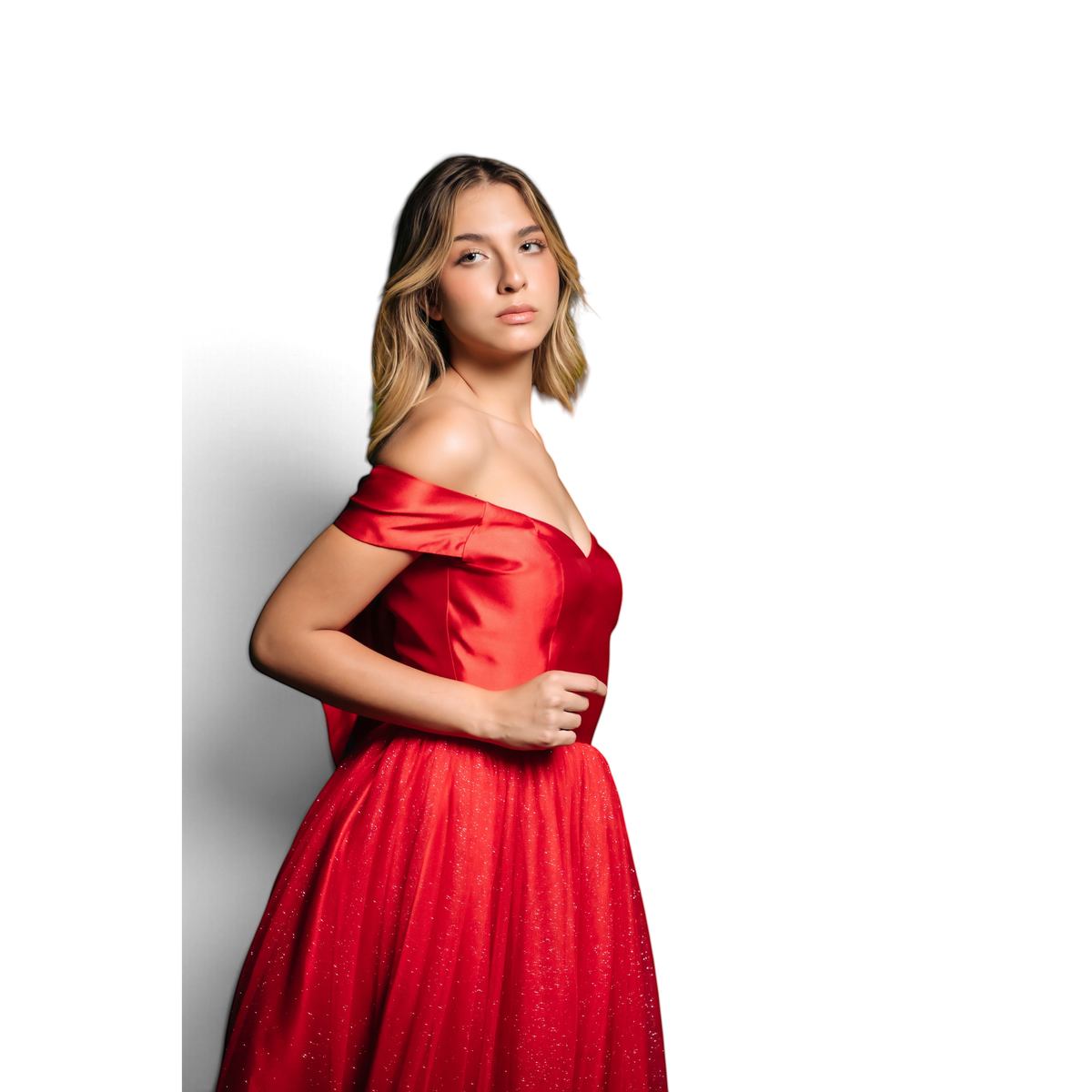 Modelo vestindo vestido de baile vermelho Dani Levine com corpete de cetim ombro a ombro e saia longa cintilante