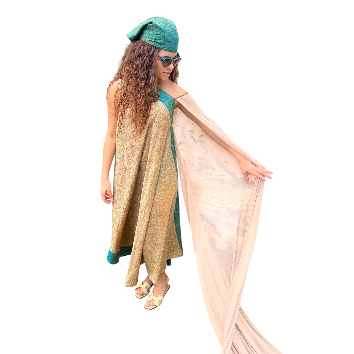 Modelo vestindo vestido Dani Levine Trancoso de linho e seda com capa transparente, tons dourados e detalhes turquesa.