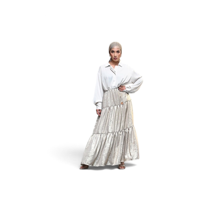 Modelo usando vestido maxi Dani Levine cor champanhe com corpete estilo camisa e saia fluida em camadas em rua de Paris