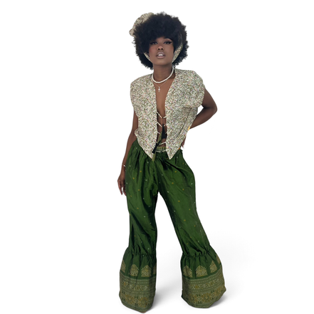 Conjunto Dani Levine Savanna Emerald com top estampado e calça pantalona verde esmeralda com detalhes em bordado