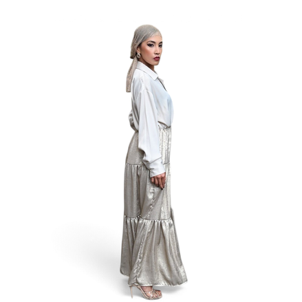Modelo usando vestido maxi Dani Levine cor champanhe com corpete estilo camisa e saia fluida em camadas em Paris