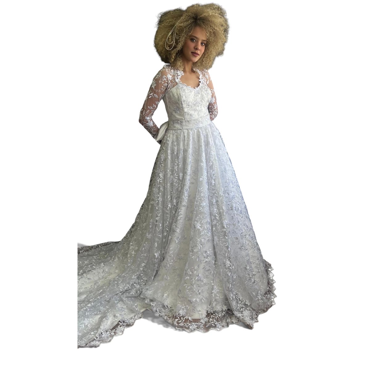 Vestido de noiva Dani Levine 2 em 1 com renda floral, mangas longas transparentes e cauda longa sobreposta.