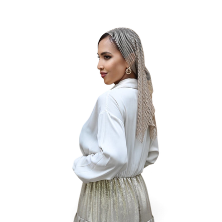 Modelo usando vestido maxi champagne Dani Levine com corpete estilo camisa e saia em camadas brilhante