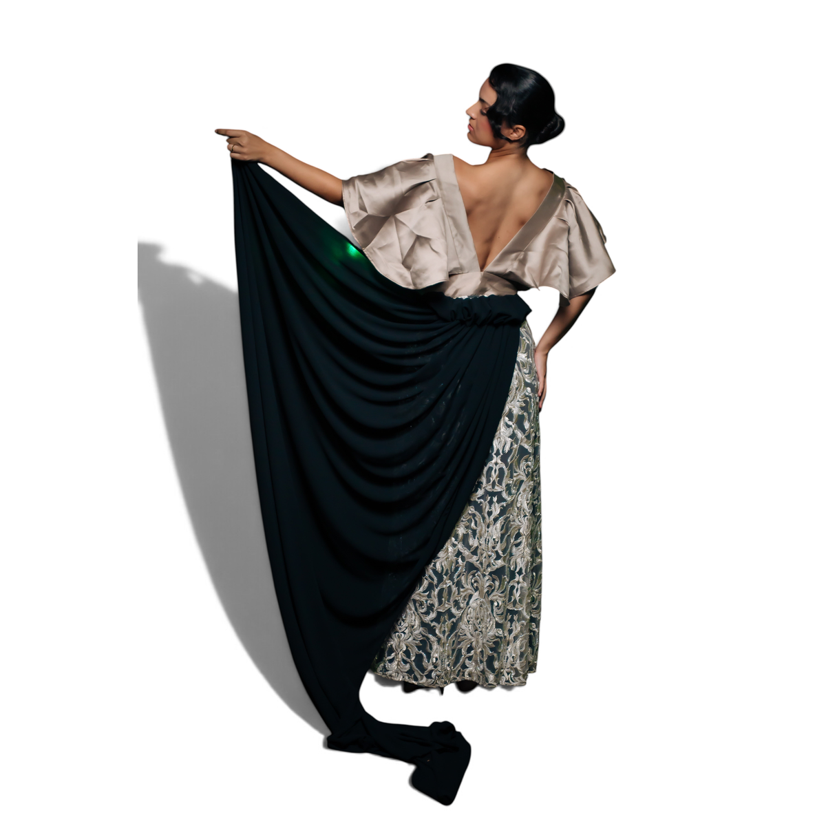 Vestido Dani Levine Golden Empress com corpete champanhe, saia bordada e drapeado preto longo em fundo noturno