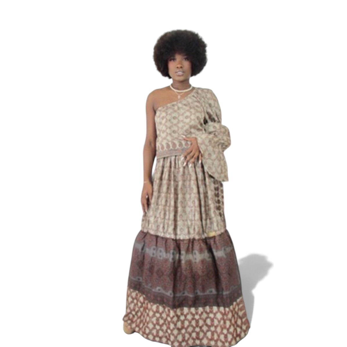 Modelo vestindo vestido longo Dani Levine de um ombro só com estampa botânica e barra em tons terrosos.