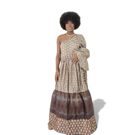 Modelo vestindo vestido longo Dani Levine de um ombro só com estampa botânica e barra em tons terrosos.