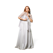 Modelo vestindo o Celeste Gown da Dani Levine, vestido branco longo com corpete de cetim e echarpe de malha prateada.