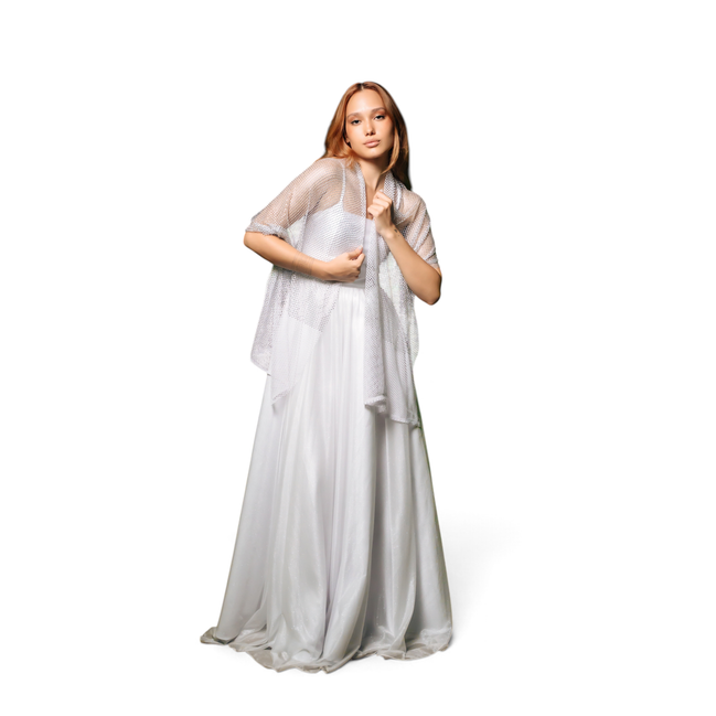 Modelo vestindo o Celeste Gown da Dani Levine, vestido branco longo com corpete de cetim e echarpe de malha prateada.