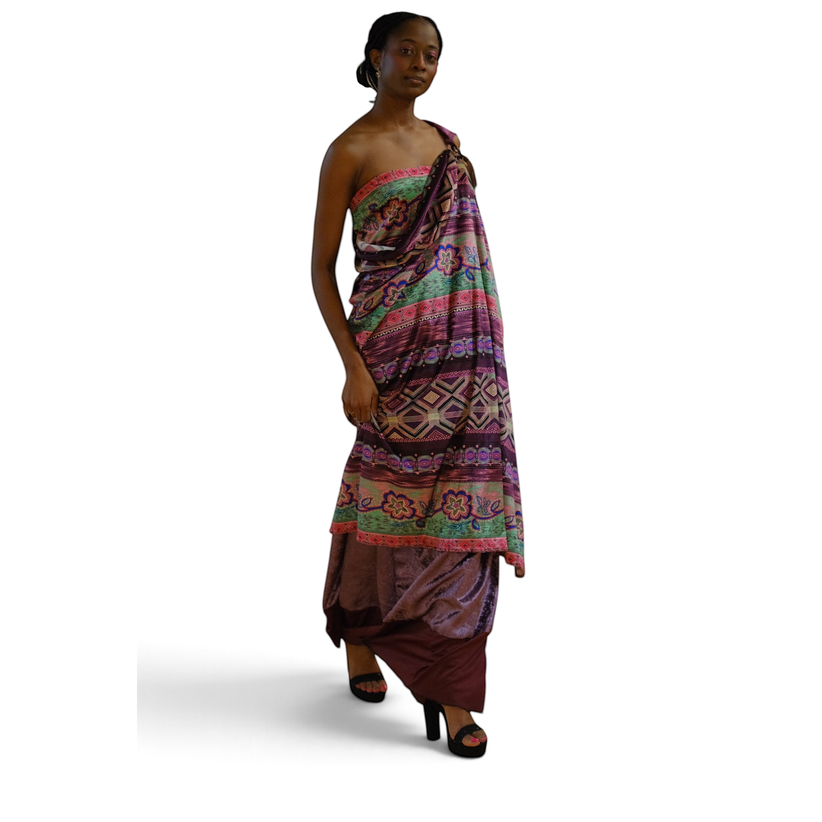 Modelo desfilando conjunto Dani Levine Masterpiece com estampa africana colorida, detalhes em franja e silhueta fluida.