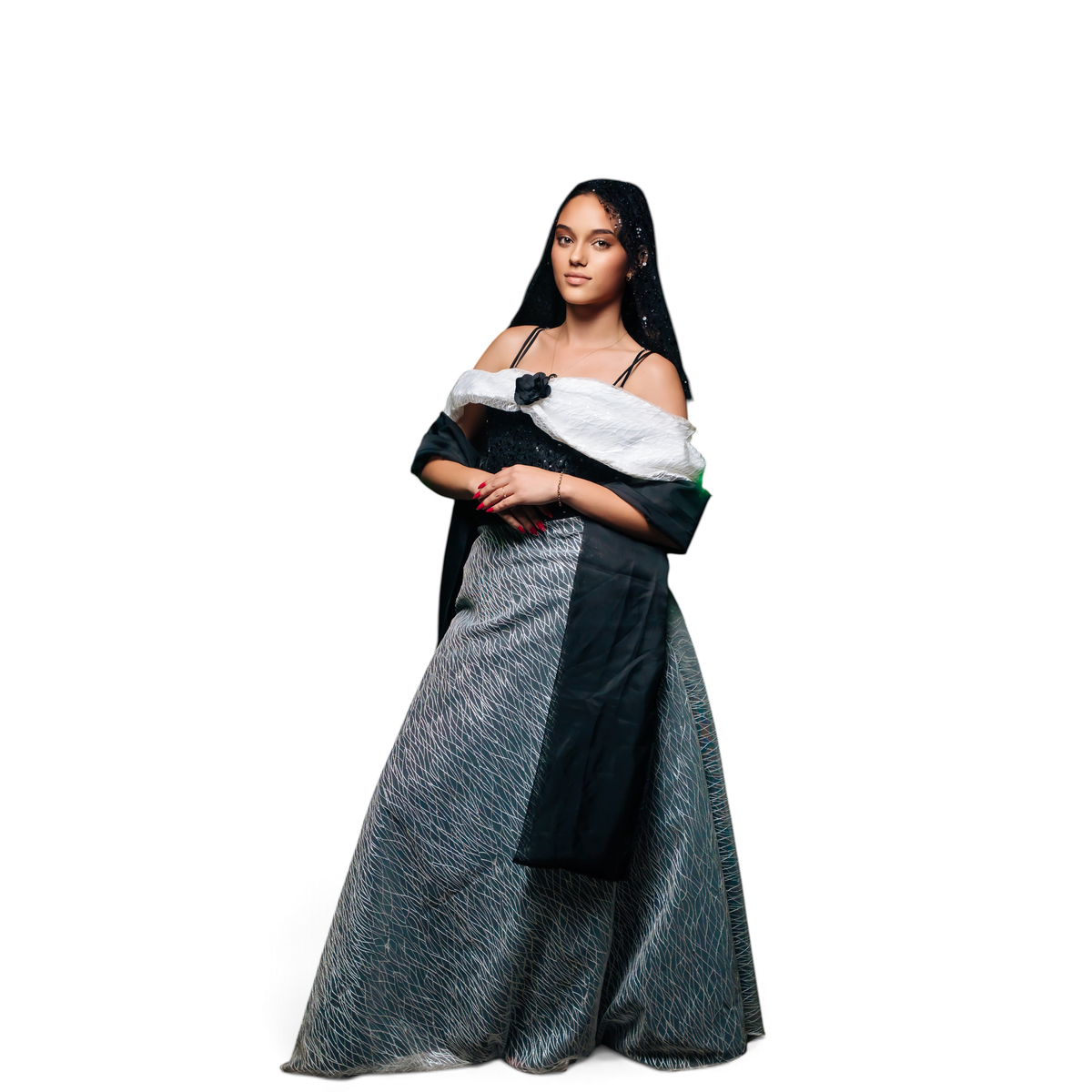 Modelo vestindo o vestido Dani Levine Noir Étoile com corpete brilhante, decote marfim e saia estampada volumosa.