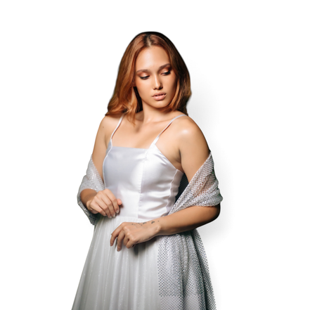Modelo usando vestido branco Dani Levine com corpete de cetim, saia fluida e echarpe de malha prateada brilhante.