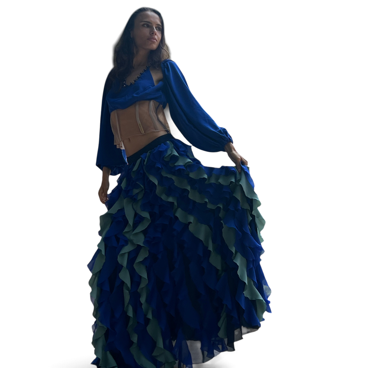 Modelo vestindo conjunto Dani Levine Jardin Bleu com top azul drapeado e saia longa de babados em tons azul e sálvia.