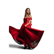 Modelo usando vestido de baile vermelho Dani Levine com corpete de cetim ombro a ombro e saia longa brilhante