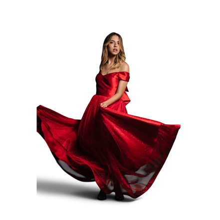 Modelo usando vestido de baile vermelho Dani Levine com corpete de cetim ombro a ombro e saia longa brilhante