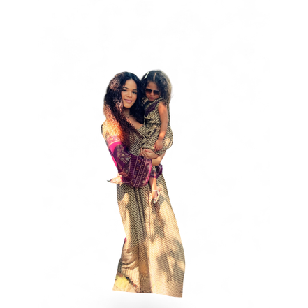 Mãe e filha usando vestidos Dani Levine Trancoso com estampa terrosa, detalhes em bordô e mangas sino em estilo boho.